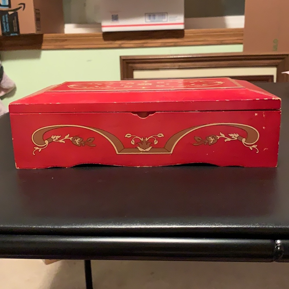 Princess Marcella Borghese Red Jewelry Music Box - Picture 2 of 6